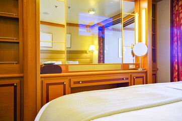 Schlafzimmer in Luxuskabine auf Kreuzfahrtschiff - Bedroom with double King or Queen bed and white...