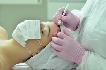 Model doing micropigmentation on her eyebrows
