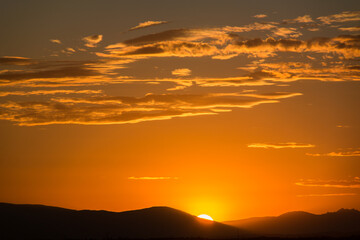 krajobraz niebo chmury zachód słońca lato góry słońce kolor pomarańczowy