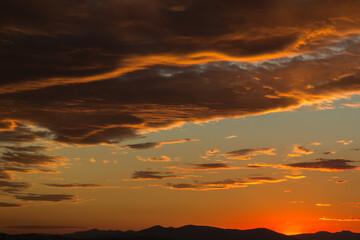 krajobraz zachód słońca niebo chmury czerwień lato góry 
