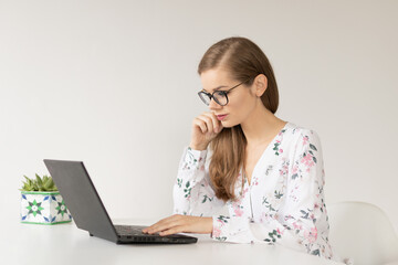 Young woman in glassess studying from home © Karolina Chaberek