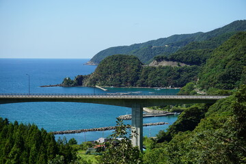 Obraz premium 入江の横を通る橋