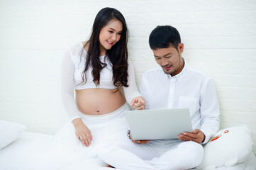 The pregnant woman is happy with her husband, preparing to watch the child who is about to give birth.