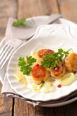 fried scallop with leek and cream