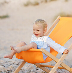 lachendes kleines Mädchen am Strand