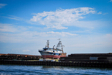 Obraz premium old ship under repair