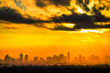 Obraz premium The high angle background of the city view with the secret light of the evening, blurring of night lights, showing the distribution of condominiums, dense homes in the capital community