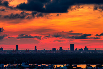 Naklejka premium The high angle background of the city view with the secret light of the evening, blurring of night lights, showing the distribution of condominiums, dense homes in the capital community