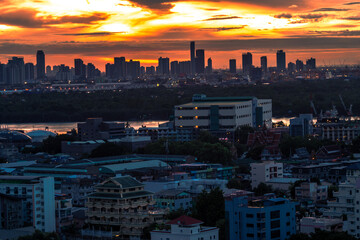 Obraz premium panoramic high-angle evening background of the city view,with natural beauty and blurred sunsets in the evening and the wind blowing all the time,showing the distribution of city center accommodation