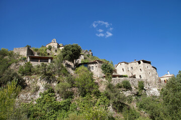 Fototapeta na wymiar Le vieux village de Rochecolombe (Ardèche) perché à flanc de montagne