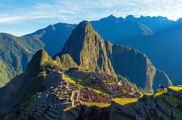 People looking at the lost inca city of Machu Picchu at sunrise, Cusco, Peru. - obrazy, fototapety, plakaty
