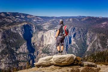 Crédence de cuisine en verre imprimé Half Dome Backpacking in the Yosemite National Park, man enjoying the view