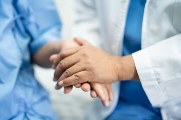 Obraz premium Holding hands Asian senior or elderly old lady woman patient with love, care, encourage and empathy at nursing hospital ward, healthy strong medical concept