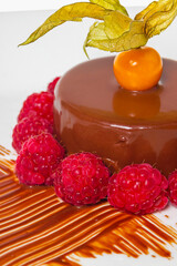 Tartita de chocolate rellena de helado de canela.