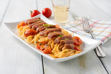 piatto di deliziosi spaghetti con tonno, pomodorini e bottarga, Cucina Italiana 