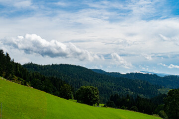 Fototapeta na wymiar Berglandschaft mit Wolken am Himmel