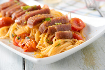piatto di deliziosi spaghetti con tonno, pomodorini e bottarga, Cucina Italiana 