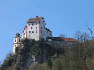 Fototapeta na wymiar Burg Egloffstein vor blauem Himmel, Bayern, Deutschland