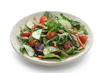 Gemischter Salat auf weißem Untergrund