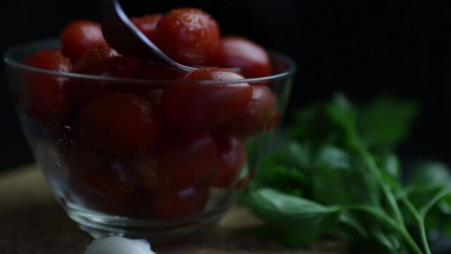 tomate cherry  frescos con gotas de agua tomado con un tenedor  