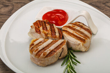 Grilled pork medallion with sauce