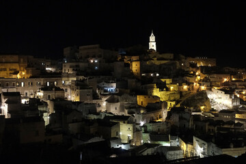 Panorama notturno di Matera la città dei Sassi - 375667911