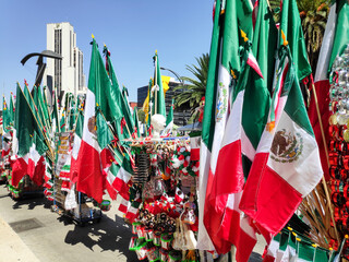 Tradicional carrito de madera para la venta de artículos mexicanos para celebrar el mes de septiembre, el mes de la patria. © c13studio
