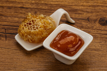 Natural honey in the bowl