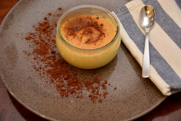 crema catalana dessert con cannella cacao zucchero di canna e liquore