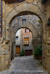 Eingang zur Altstadt von Anghiari in der Toskana in Italien 