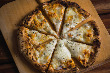 pizza grande de queso mozzarella estilo napolitana hecha en argentina 