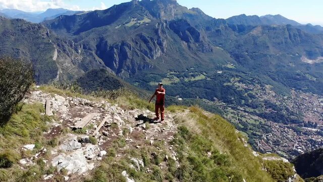 Uomo in vetta alla montagna