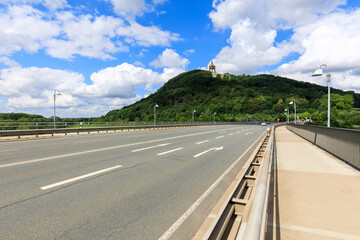 Obraz premium Mehrspurige Fahrbahn auf einer Brücke