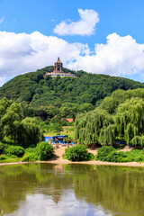 Kaiser-Wilhelm-Denkmal und Weser in der Porta Westfalica