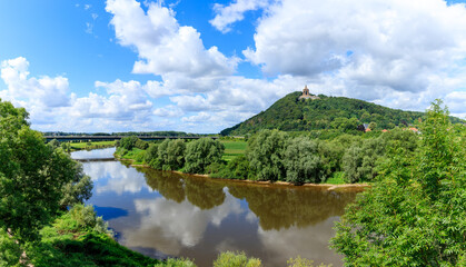 Obraz premium Kaiser-Wilhelm-Denkmal und Weser in der Porta Westfalica