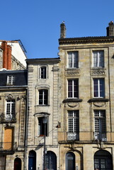 Obraz premium Schmale Altbauten in Bordeaux