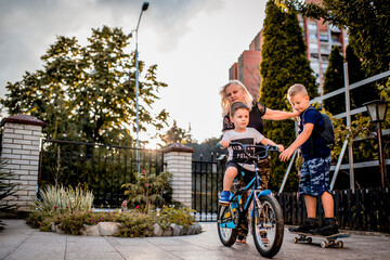 Obraz premium Grandsons having fun with their grandmother.