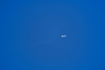 Passagierflugzeug am Himmel