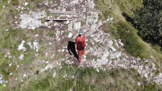 Uomo in vetta alla montagna