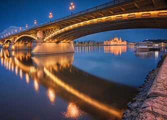 Fototapeta na wymiar Margaret Bridge in Budapest at night