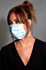 Jeune femme qui doit porter un masque 