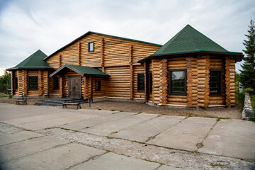 Fototapeta na wymiar wooden houses built according to the traditions of the north