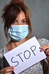 Femme habituée à porter un masque