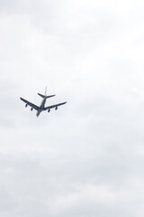 Fototapeta na wymiar Vista de avión en pleno vuelo. Captura vertical. 