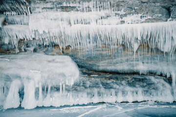 Texturas en el hielo en las cuevas heladas sobre el Lago Baikal