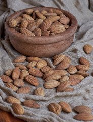 Almendras sin cáscara listas para consumir. 