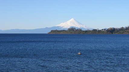 lago. volc&aacute;n, nieve, cielo