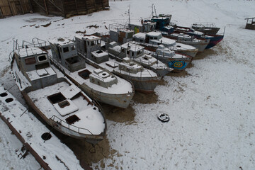 Barcos nevados varados en el hielo en el lago baikal, desde punto de vista aéreo.