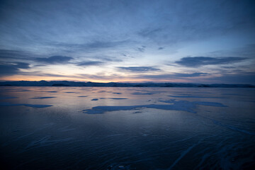 Fototapeta na wymiar Grietas sobre el hielo cristalino en el lago Baikal, Siberia