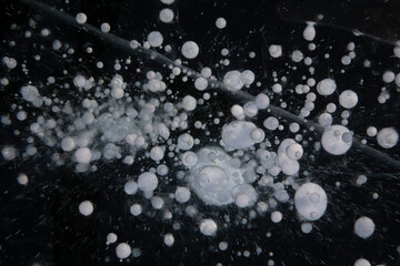 Burbujas atrapadas en el hielo cristalino del Lago Baikal